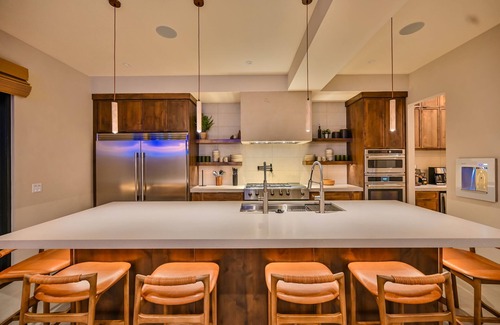 Eden House | Creekside Cabin: Redlight, Yoga Studio, Sauna, & Cold Plunge; 10-min to skiing