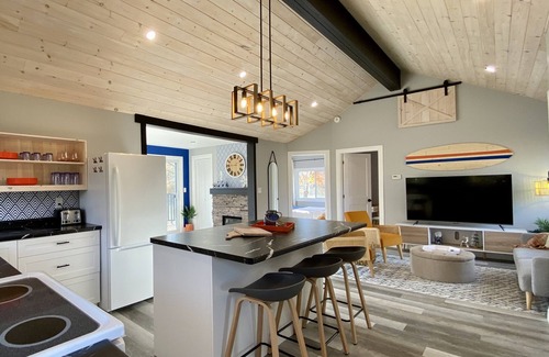 Kingsville Cottage | Creekside Cottage - Waterfront Retreat with Kayaks, Fishing & Game Room