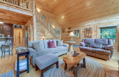 Cataloochee Ranch Cabin | Creekside Maggie Valley Cabin: 2 Mi to Skiing!
