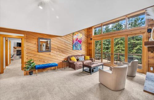 Hangen Ranch And M and B House | Creekside Mountain Views Hot Tub