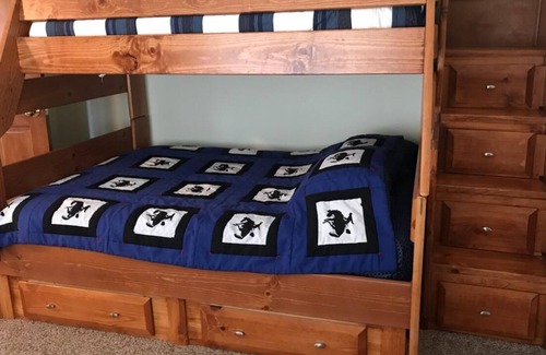 New Castle House | Creekside Retreat