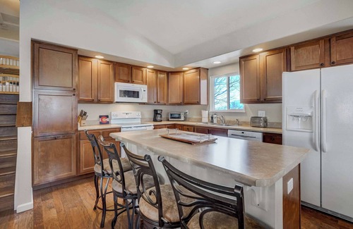 Central Colorado Springs House | Cresthaven Hall! 2 Mins to UCCS, Family Fun & BBQ