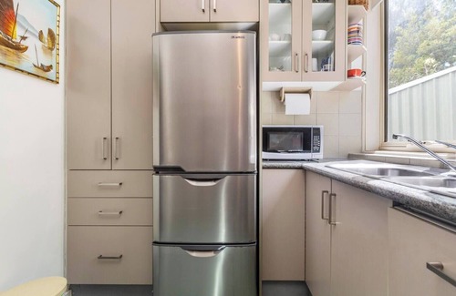 Hawthorn Apartment | Crimson Clover Cosy Retreat near Swinburne Uni