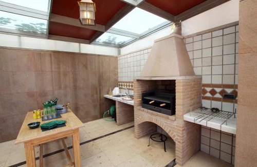 Bolnuevo House | Cristinas Villa-New 5-Bedroom Chalet with Pool, En-Suite Baths & Exceptional Amenities Near the Beach