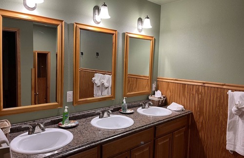 Cohoe Cabin | Crooked Creek Retreat- Large 5 bed suite, full kitchen + Fishing Gear Included!