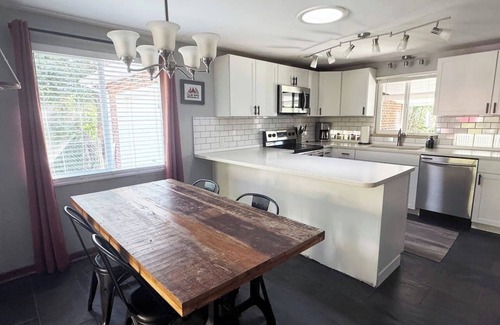 Morse Park House | Crown Hill Retreat - Hot Tub/Yard/Parking