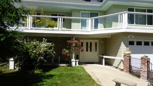 Lake Cowichan Bed & Breakfast | Crown House B&B