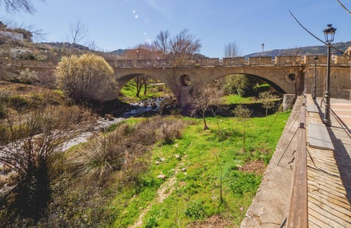 El Burgo Apartment | Cubo's El Burgo Old Town Apartment / free wifi / mountain route