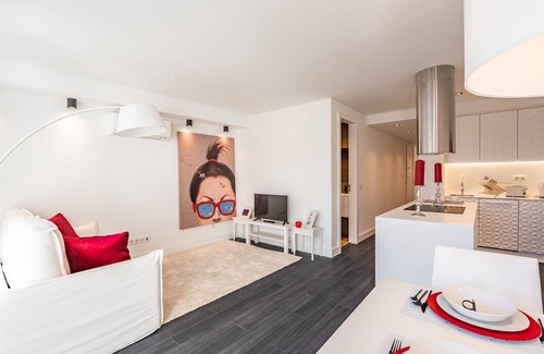 Santa Engracia Apartment | Curcumin Silver Apartment, Wifi, AC !new!