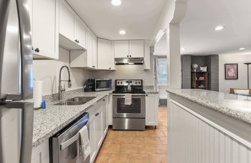 Leonidas Apartment | Cute 2 Bedroom Close to Streetcar & Restaurants