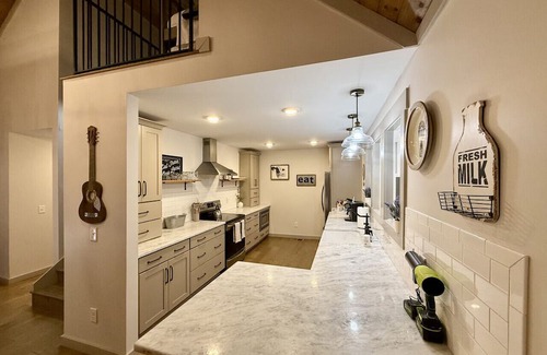 Hendersonville House | Cute Cabin with Hot Tub 30 mins from Nashville