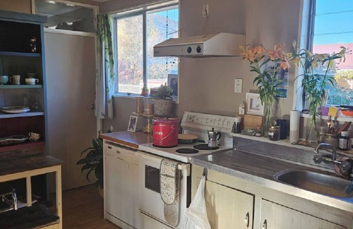 Clyde House | Cute, Colourful little house/cottage in Clyde (available over christmas)