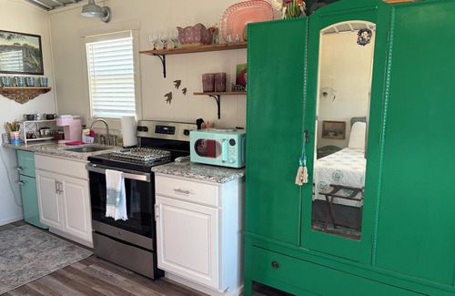Carmine House | Cute cottage just 5 minutes to Round Top!