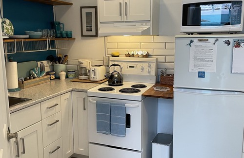 Regional District of Nanaimo Cottage | Cute Cozy Cottage by the Sea in sunny Parksville