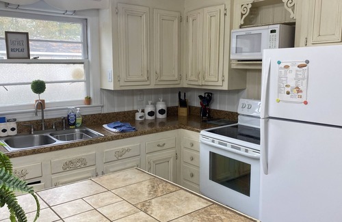 Aurora House | Cute home 3 mins from Nutrien, walking distance to boat landing/fishing areas!