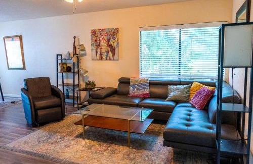 University Heights Apartment | Cute home w/massage chair and wifi
