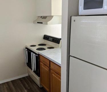 University Heights Apartment | Cute home w/massage chair and wifi