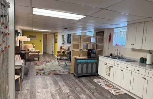 Eagleton Village Apartment | Cute Mid-Century Apt w/Wash-Dryer. Built out basement in Quiet neighborhood