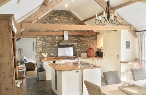 Llandovery House | CwCw Barn - Cuckoo Barn, on a hillside near the Brecon Beacons