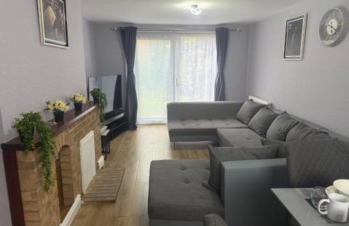 Belvedere Apartment | D'Luxe Royal 3 bedrooms house in Abbeywood, London