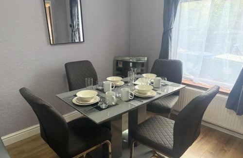 Belvedere Apartment | D'Luxe Royal 3 bedrooms house in Abbeywood, London