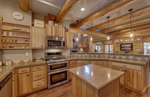 Pinetop-Lakeside Cabin | Dana Rosa - Real Log Cabin with AC!