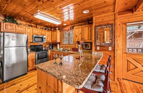 Gatlinburg - Pigeon Forge Cabin | Dancing Bear Lodge: Beautiful MTN Views*Hot Tub + Fireplace*Game Room