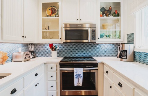 Twin Oaks Cottage | Darling Wild Dunes Cottage with free golf cart