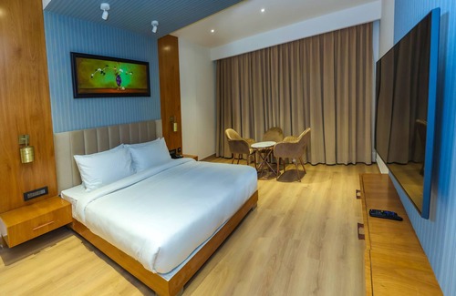 Hazratganj Hotel | DAYAL GATEWAY