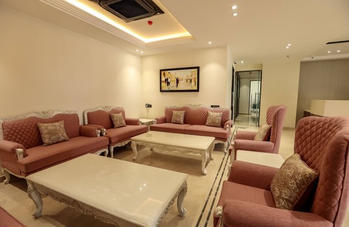 Hazratganj Hotel | DAYAL GATEWAY