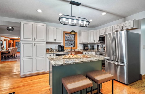 Laurelville House | Daybed-SunsetViews-EpicGameroom-Hottub-PetsOK