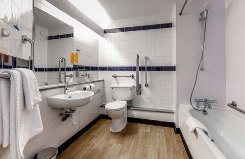 Chesterton Green Hotel | Days Inn by Wyndham Warwick North M40