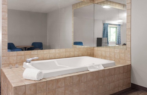 Kaukauna Hotel | Days Inn & Suites by Wyndham Kaukauna WI