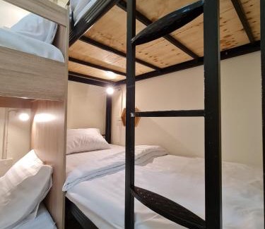 Ratchathewi Hostel | De Chalet