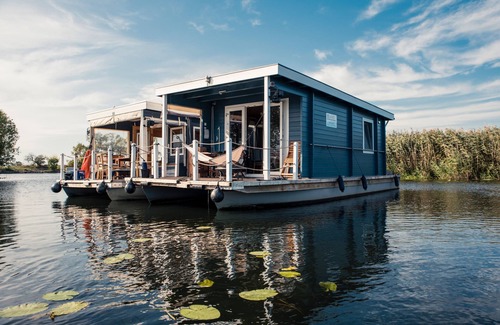 Koenigs Wusterhausen Boat Rental | Houseboat 'BunBo 1060' with Lake View