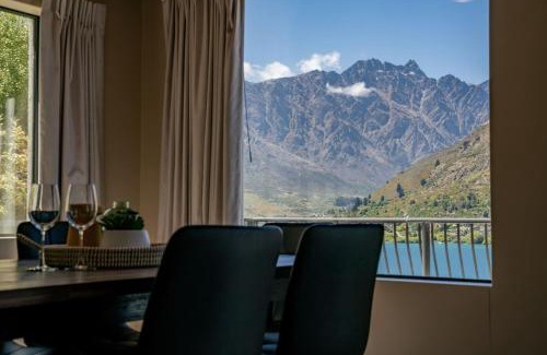 Frankton House | De La Mare views