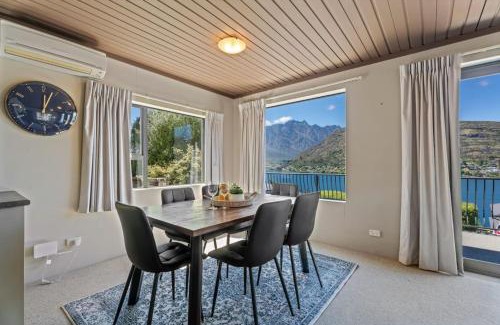 Frankton House | De La Mare views