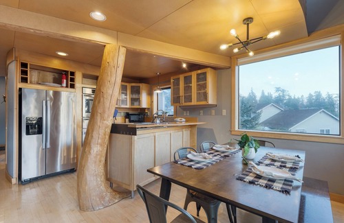 Coupeville House | Deck Views, Fire Pit, Pool, 3 Mins to Beach | Madrona Tree Retreat by AvantStay