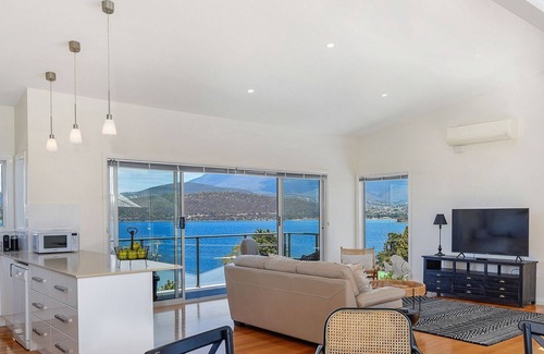 Lindisfarne House | Deep Blue Wow views over river city mountain