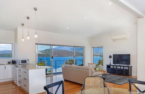 Lindisfarne House | Deep Blue Wow views over river city mountain