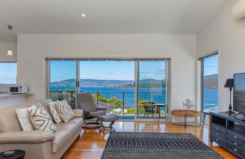 Lindisfarne House | Deep Blue Wow views over river city mountain