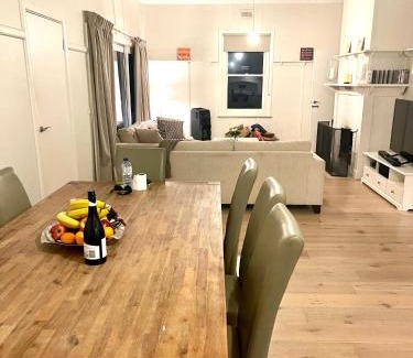 Romsey House | Deepfields Romsey Cottages