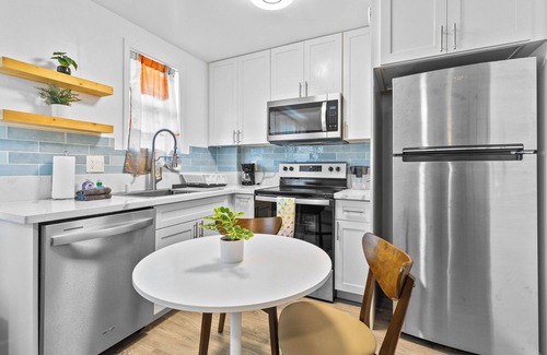 McCully - Moiliili Apartment | Delightful Contemporary Honolulu Loft w/AC & Laundry