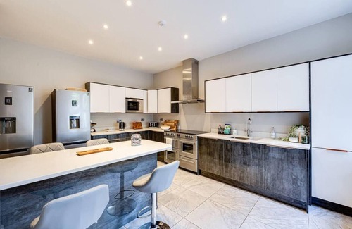 Dwygyfylchi House | Delightful holiday home with sea views and Hot Tub