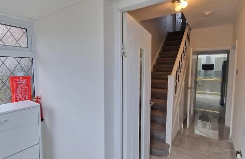 Farnworth Apartment | Delightful & Spacious Guest House in Farnworth Near Bolton Hospital