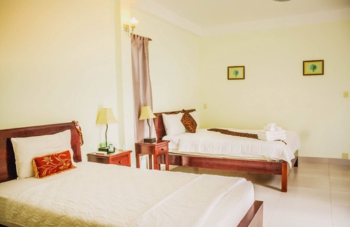 Cua Lap Hotel | Delux family room with pool view- Be Home 4 Sunset House