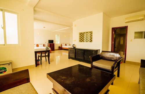 Cua Lap Apartment | Delux family room with sea view - Be Home 4 Sunset House