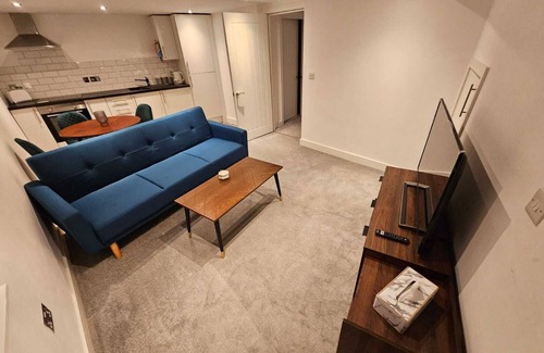 Amesbury Apartment | Deluxe 1 Bed, 4 Person Apartment Town Centre, Stonehenge Amesbury