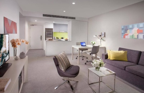 East Melbourne Apartment | Deluxe 1-Bedroom Apartment on Bourke Street Melbourne CBD