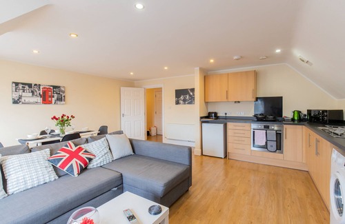 Hoddesdon Apartment | Deluxe 2 bedroom Penthouse City View Private Bath